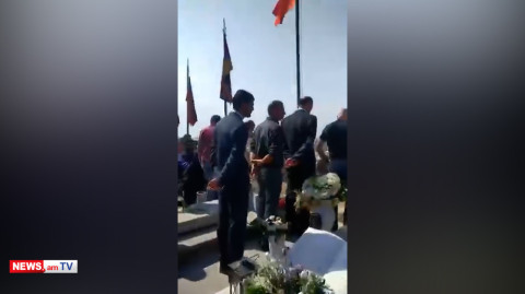 «Դու ո՞վ ես, ի՞նչ ես անում այստեղ». Եռաբլուրում քաղաքացին՝ ԱԽ քարտուղար Արմեն Գրիգորյանին