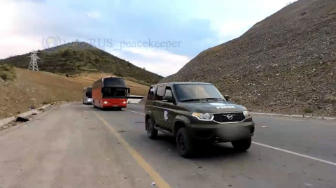 Ռուս խաղաղապահներն ուղեկցում են Արցախից դուրս եկող վերջին ավտոբուսին
