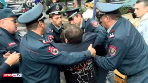 «Ալիեւ, ցեղասպան». ոստիկանները բերման ենթարկեցին ՄԱԿ–ի գրասենյակի դիմաց ակցիա անող քաղաքացուն