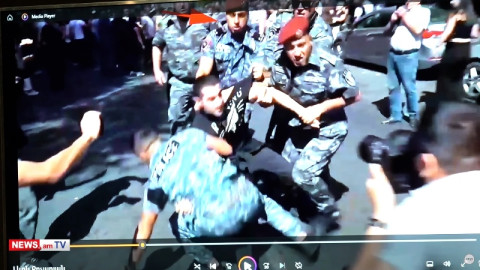 Լեւոն Քոչարյանը համ ծեծի է ենթարկվել, համ էլ ինքն է կալանավորվել. պաշտպան