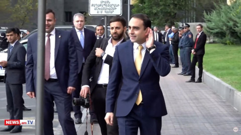 Լրագրողներին թույլ չեն տալիս մտնել քաղաքապետարանի շենք. Ավինյանը լսեց նրանց բողոքն ու հեռացավ