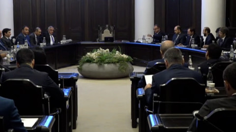 Սուրեն Պապիկյանն ու Արարատ Միրզոյանը բարձր տրամադրությամբ են եկել Կառավարության նիստին