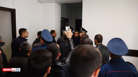 «Դուրս եկեք սենյակից». արցախցիները պահանջում են հանդիպում Սամվել Շահրամանյանի հետ