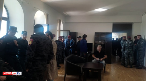 Կարմիրբերետավորները հսկում են Սամվել Շահրամանյանի սենյակը. ներսում փակ հանդիպում է