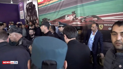 Ցուցարարները քաշքշել են Արցախի քաղաքաշինության նախկին նախարարին. իրավիճակը լարված է