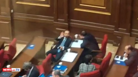 Սուրեն Պապիկյանի ու Արարատ Միրզոյանի ջերմ շփումը՝ ԱԺ նիստերի դահլիճում