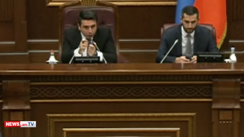 Ամաչում էլ ես ասես՝ պետական պաշտոնյա ես, 2024թ–ն ա գալիս, դեռ հին անձնագրերով ենք. Ալեն Սիմոնյան