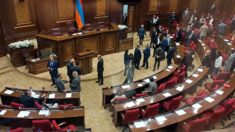 Փաշինյանի ելույթից հետո Խաչատուր Սուքիասյանն ու Արթուր Խաչատրյանը վիճում էին