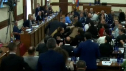 «Կոյուղաջրերի թագուհի, դուք հետո կխոսեք»․ ավագանիում ծեծկռտուք է, Ավինյանն անդմիջում հայտարարեց