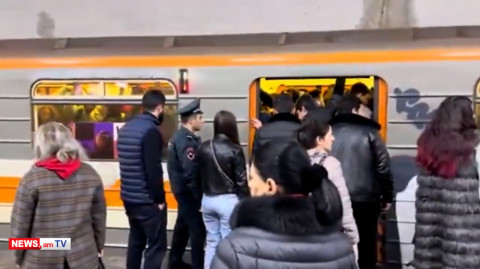 Կուտակումներ մետրոյի կայարաններում. մարդիկ խցկված են երթեւեկում, կամ չեն կարողանում մտնել վագոններ