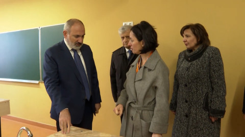 Խոստացել են երկուշաբթի օրվանից դպրոցը կաշխատի. Փաշինյանը Ջրառատի նորակառույց դպրոցում էր