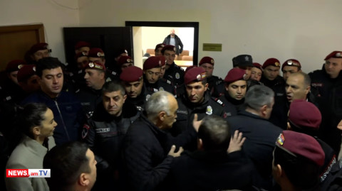 Քաշքշուկ կարմիրբերետավորների եւ Ալավերդիի ավագանու անդամների միջեւ