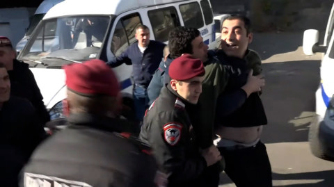 Քաշքշուկ կարմիրբերետավորների եւ ցուցարարների միջեւ. կա բերման ենթարկված