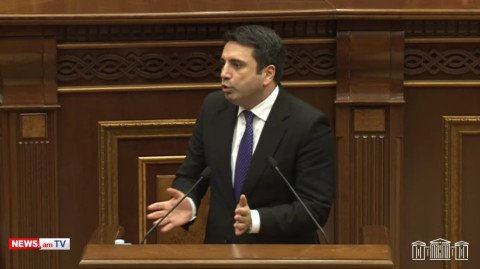 Պարոն Վարդանյանը պիջակի թեւերը քշտեց՝ հերթական «Ոսկե աշնան» ոտանավորը կարդալու համար. Ալեն Սիմոնյան