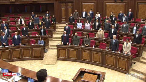 Պատգամավորները 1 րոպե լռությամբ հարգեցին Սպիտակի ավերիչ երկրաշարժի զոհերի հիշատակը