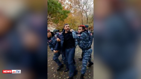 Ոստիկանությունը բռնի ուժ կիրառելով բերման ենթարկեց Փաշինյանի հրաժարականը պահանջող ցուցարարներին