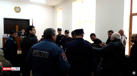 «Բոլորիդ կասկածում եմ վարչապետից մինչեւ զինվոր, սպանեցիք երեխեքին». լարված վիճակ դատարանում