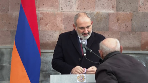«Թողե΄ք, թողե΄ք, տեսնեմ՝ ինչ է ուզում». Ապարանում տարեց տղամարդը երկտող տվեց Փաշինյանին