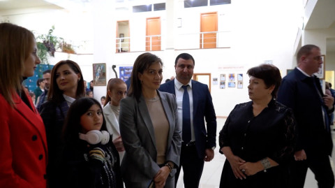 Աննա Հակոբյանը Շիրակի մարզի Ամասիա բնակավայրում այցելել է մանկական արվեստի դպրոց