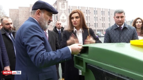 Էջմիածնում Փաշինյանին ներկայացրել են նոր ձեռք բերված աղբատար մեքնենաները եւ աղբամանները
