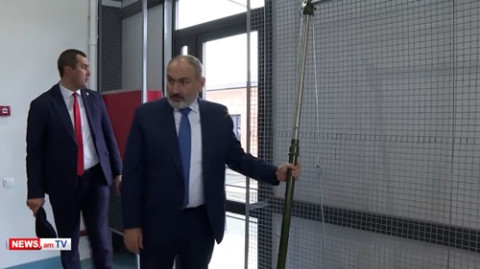 Բա ասենք էս պտտաձողը ո՞նց եք ամրացնելու. Փաշինյանը Ջանֆիդայի դպրոցում էր