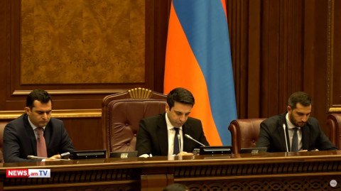 Ալեն Սիմոնյանն ու իր տեղակալները՝ «հեռախոսների մեջ»՝ հարցուպատասխանի ժամանակ