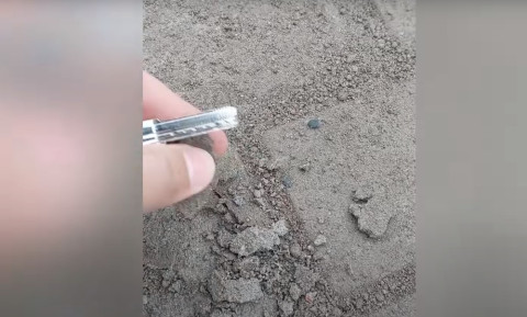 Ասեք՝ կթալանենք. Երեւանում դպրոցի դիմաց կառուցված նոր մայթը ձեռքով քանդվում է