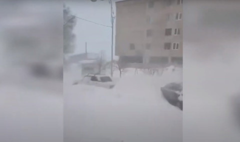 Thick layer of snow covers vehicles in Armenia’s Jermuk city
