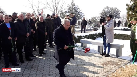 ԵԿՄ անդամները Սասուն Միքայելյանի գլխավորությամբ ծաղիկներ խոնարհեցին Եռաբլուրում