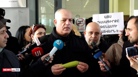 Ցուցարարները դդմիկ են բերել ԿԳՄՍ նախարարի համար