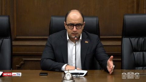 «Փաշինյանն ուզում է երկիրը պահել՝ Կառավարությության շենքն ռեմոնտ անելով ու պատին Արագածը նկարելով». Մամիջանյան