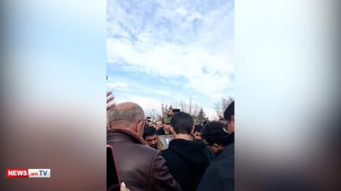 «Եռաբլուրում» ազգային երգերի եւ պարերի ներքո հրաժեշտ են տալիս Գագիկ Գինոսյանին