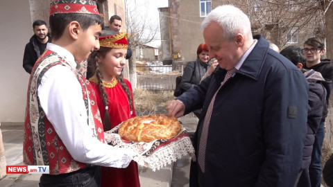 Գեղարքունիքում ռուսաց լեզվի և մշակույթի կենտրոնի սաները ՌԴ դեսպանին դիմավորեցին աղուհացով