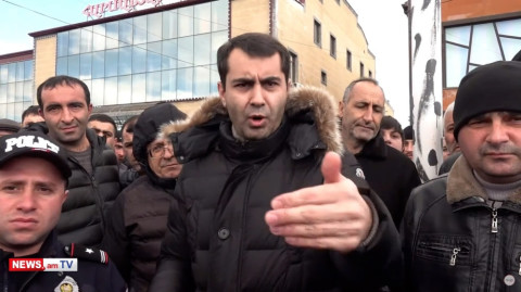 «Հլը մոտ արի, տենամ՝ խի ես գոռում, ես քեզ 300 հազար դրամով աշխատանք կտամ». մարզպետը՝ ցուցարարին