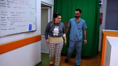 Երիտասարդ կինը ողնաշարի ճողվածքի վիրահատությունից անմիջապես հետո հանգիստ քայլում է