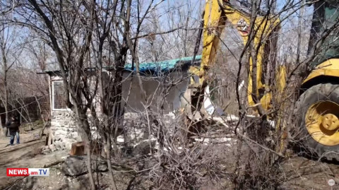 Նոր Նորքում քաղաքապետարանը ոստիկանական ուժերի օգնությամբ քանդում է ինքնակամ շինությունները