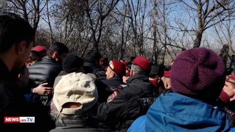 Քաշքշուկ քաղաքացիների եւ բերետավորների միջեւ
