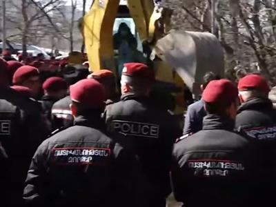 ՈՒՂԻՂ. Նոր Նորքի՝ ապօրինի բնակելի շինությունների բնակիչների բողոքի ակցիան՝ Երևանի քաղաքապետարանի մոտ