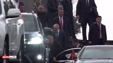 Փաշինյանն ու քաղաքական էլիտան մեծ թվով ոստիկանների ուղեկցությամբ այցելեցին «Եռաբլուր»