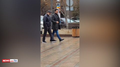 Նիկոլ Փաշինյանն ու Ալեն Սիմոնյանն անհոգ զբոսնում են Երեւանի կենտրոնում