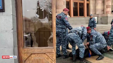 Քաղաքացին քարով հարվածել է կառավարության շենքի պատուհանին