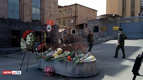 ՀՀ–ում ՌԴ դեսպանատան առջեւ ծաղիկներ են խոնարհում ի հիշատակ Կրոկուսի ահաբեկչության զոհերի