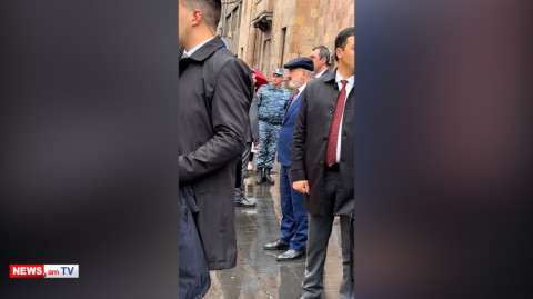 Փաշինյանը նույնիսկ Կառավարությունից դիմացի մայթ գնում է թիկնապահներով շրջապատված