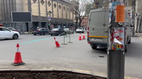 Աշխատանքային պիկ ժամին կանաչապատման պոակի աշխատակիցները փակել են փողոցի կեսը ծառերը հատելու համար