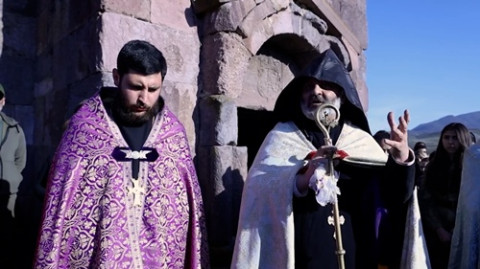 Ոսկեպարը բազմամարդ էր․ աղոթք ու հավկթախաղ անցկացվեց եկեղեցու բակում