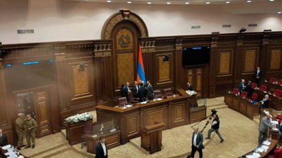 Ընդդիմադիրներից մի քանիսը վիճաբանում են Սիմոնյանի հետ․ նրանց մասնակցությունը հրատապ նիստին արգելվեց