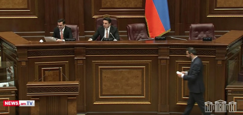ԱԺ-ում քննարկումը թեժացավ․ Ալեն Սիմոնյանը գործի դրեց մուրճը