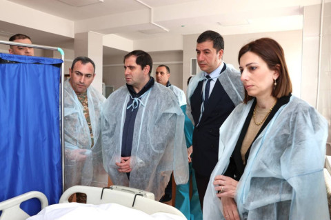 Սուրեն Պապիկյանը Անահիտ Ավանեսյանի հետ տեսակցել է վթարից տուժած զինծառայողներին