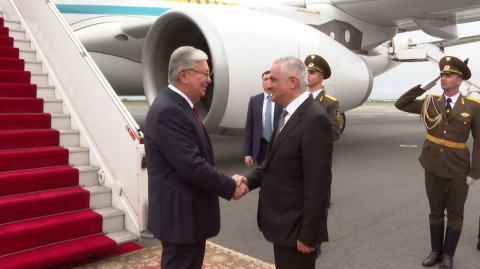 Kazakhstan president arrives in Armenia