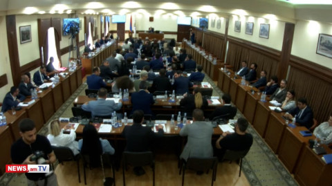 «Մեյմունություն եք անում». լեզվակռիվ ավագանու կին անդամների միջեւ